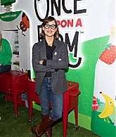 Makes-Appearance-At-Expo-West-To-Celebrate-Her-Organic-Food-Line-Once-Upon-A-Farm-08.jpg